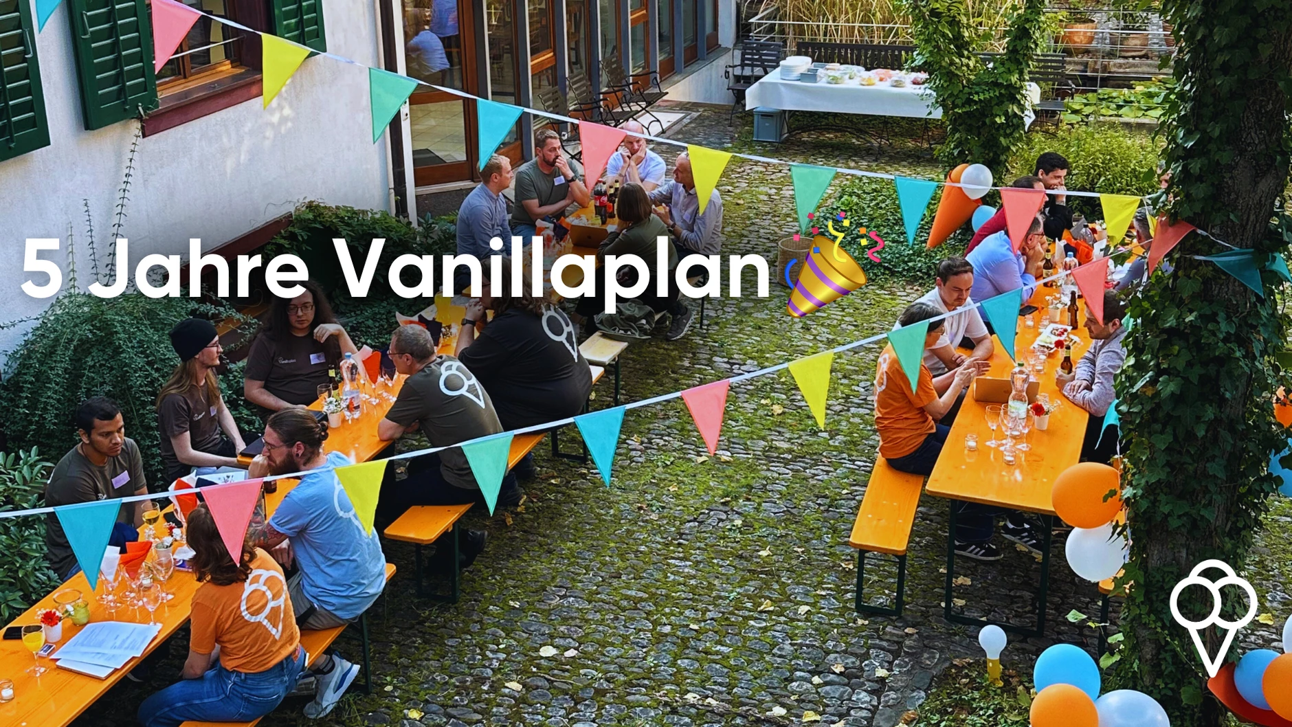 Célébration des 5 ans de Vanillaplan avec guirlandes, grill et invités dans la cour intérieure décorée pour l'occasion.