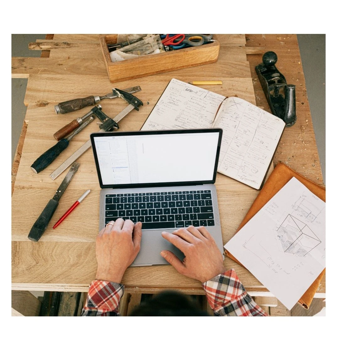 Ordinateur portable sur un établi